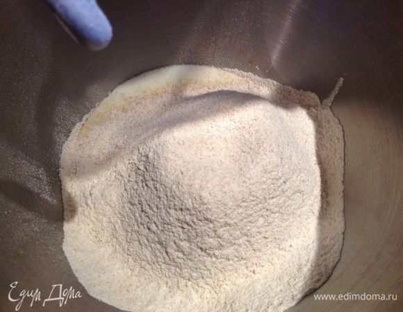 Просеять муку и смешать все ингредиенты.
