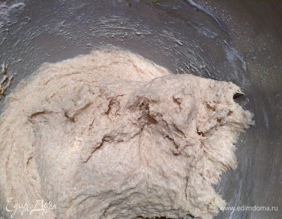 Замесить чуть липкое тесто, накрыть и оставить на 1ч. 30 мин. (мое тесто не хотело подходить и мне пришлось чуть-чуть схитрить:  в таких случаях емкость с тестом отправлю в микроволновку с приоткрытой дверцей...., лампочка дает тепло и полное отсутствие сквозняков..., может это и не очень правильно ..., но 100% работает).