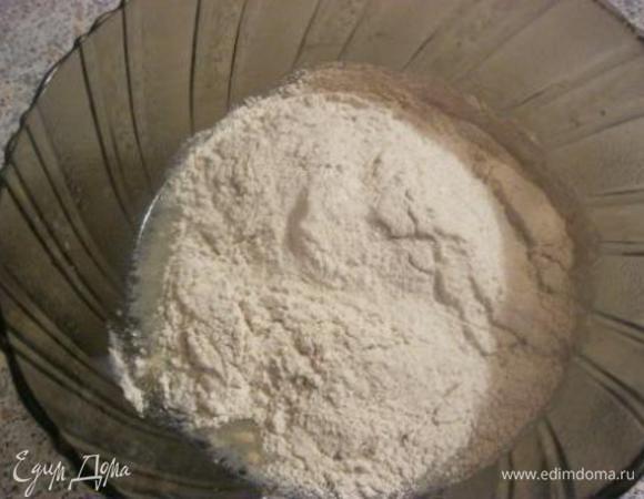 Всыпать ржаную муку, перемешать.