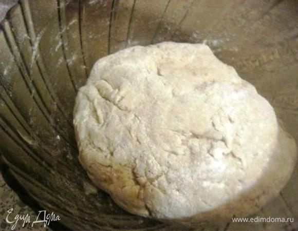 Замесить однородное, не липнущее к рукам тесто.
*Мне понадобилась еще одна горсть пшеничной муки.
Накрыть миску с тестом полотенцем и убрать в теплое место на 1 час.