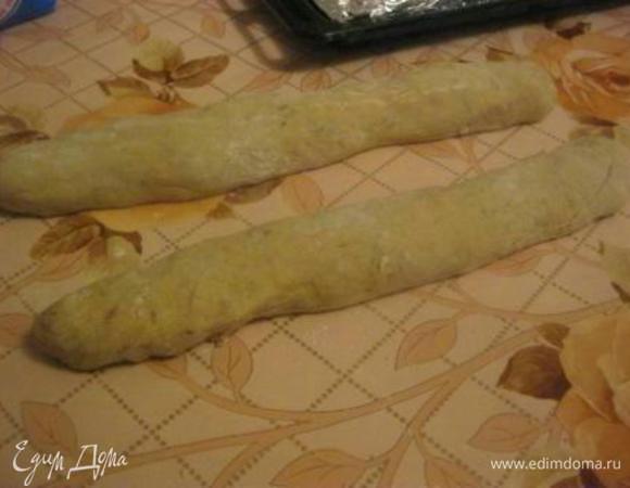 Обмять тесто пару раз, и раздить на 2 части.
Каждую часть скатать в не тонкий жгут.