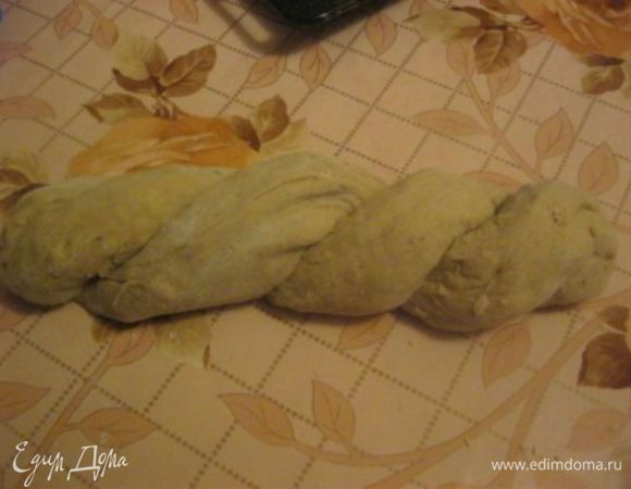 Аккуратно переложить батон на противень, застеленный п.бумагой ( фольгой).