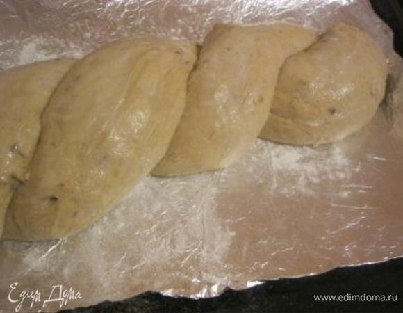 Перед выпечкой смазать батон молоком.
Выпекать в разогретой до 180 С духовке, 40-45 минут.