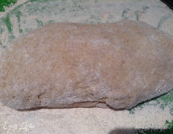 Из теста сформировать 12 булочек (доску присыпать мукой). Для нас 12 штук - это много, 6 штук я замораживаю. 