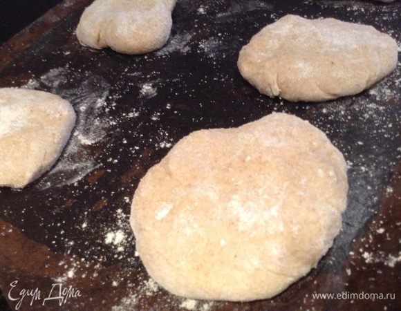 Булочки выложить на противень, накрыть пленкой и оставить на 1 час.