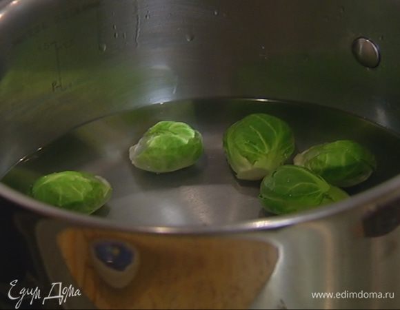 Брюссельскую капусту поместить в небольшую кастрюлю, залить кипятком и отваривать в течение нескольких минут, затем отбросить на дуршлаг и обдать ледяной водой.