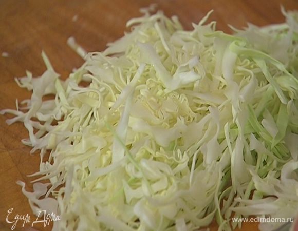 Белокочанную капусту тонко нашинковать.