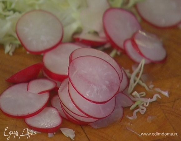 Редис нарезать тонкими кружками.