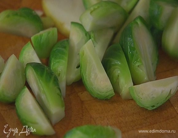 Отваренную брюссельскую капусту разрезать на 4 части.