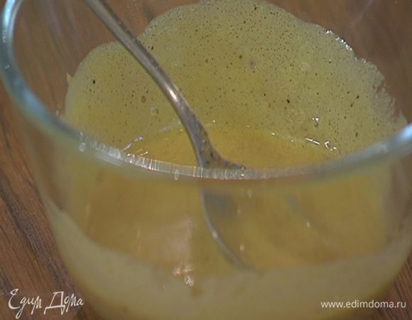 Приготовить заправку: перемешать горчицу, лимонный сок, оливковое масло, уксус, соль и перец.