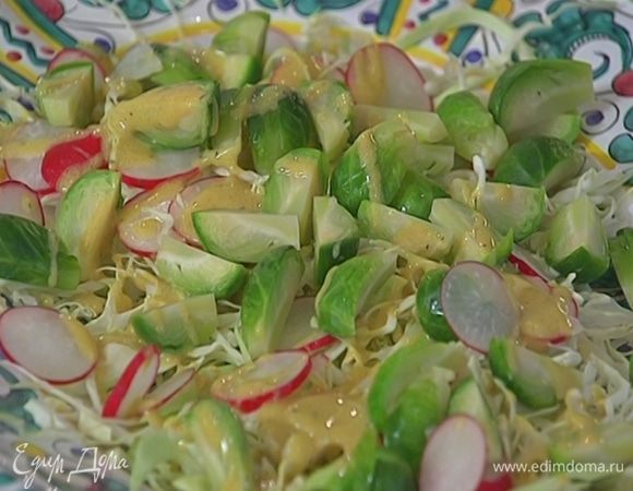 На большое блюдо выложить белокочанную капусту, редис, полить половиной заправки, сверху поместить брюссельскую капусту, еще немного полить заправкой, затем разложить ломтики груши, полить все оставшейся заправкой.