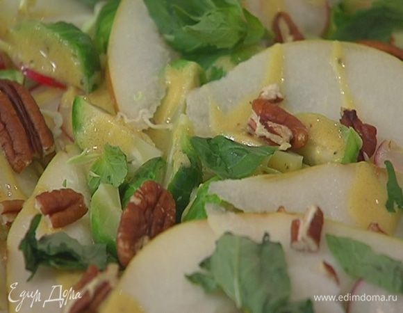 Посыпать салат базиликом и орехами.