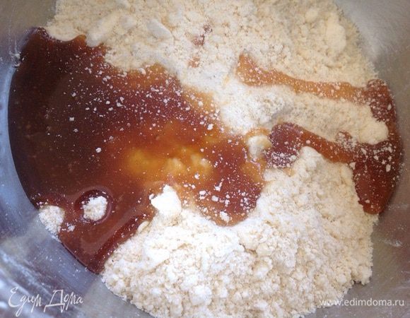 Влить мед и еще раз хорошо вымешать.