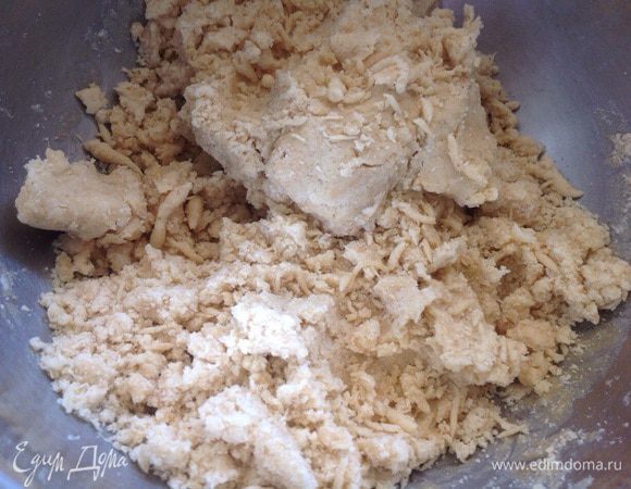 Тесто получается немного влажным, рассыпчатым, но хорошо собирается в комочки.
