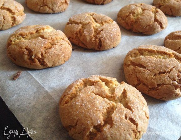 Готовое печенье не трогать до полного остывания, оно будит мягким и хрупким. А вот когда остынет, то станет плоским и хрустящим!