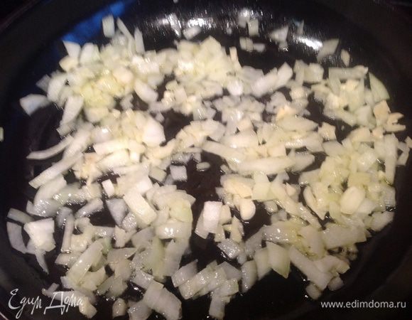 В большое сковороде разогрейте 2 ст л оливкового масла. Очистите и нарежьте шалот и чеснок, и обжарьте их на умеренном огне.