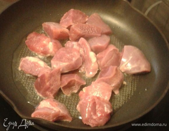 Телятину помыть, освободить от жилок, порезать небольшими кусочками, затем обжарить на сильном огне. 