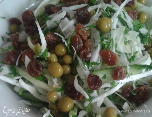 Салат заправить оливковым или подсолнечным маслом без запаха.  