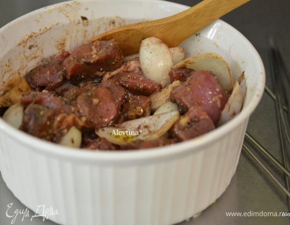 Луковицу порезать крупно на дольки, выложить в свинину посолить и поперчить, залить красным вином и оливковым маслом. Перемешать, закрыть пленкой и поставить в холодильник на 4-6 час. или ночь.