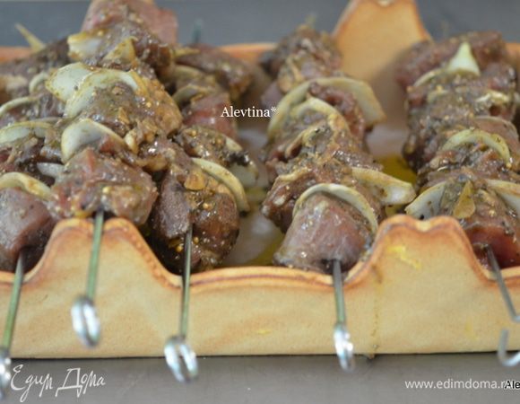 Нанизываем на шампуры, готовим на костре или в разогретой духовке на 200 гр., или на гриле до готовности.