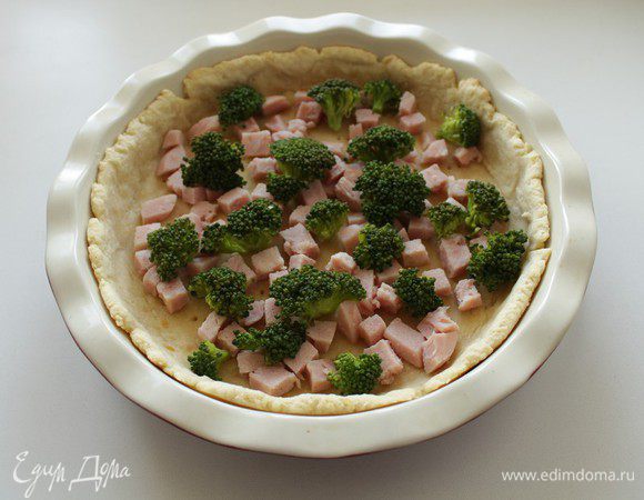 Капусту разобрать на соцветия и отварить пару минут в подсоленной воде. Готовую капусту надо откинуть на сито и выложить в форму.