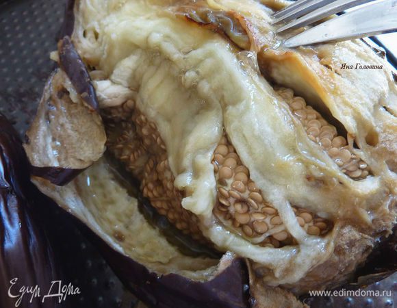 Полностью остудить , очистить от шкурки и размять вилкой.
