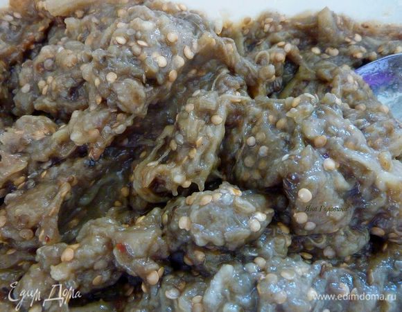 Выдавить в баклажаны чеснок и полить лимонным соком.
