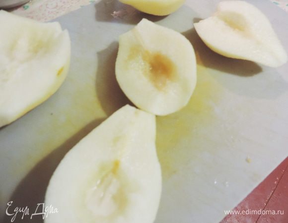 Первым делом займемся грушами, ведь им еще надо остыть. Груши помыть, почистить, разрезать вдоль на половинки, удалить сердцевину.