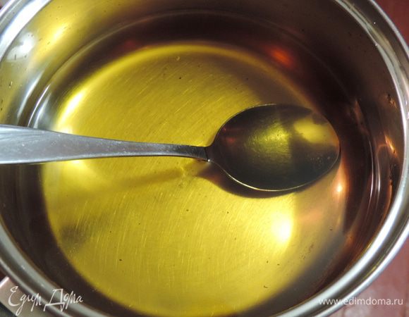 В толстостенном ковшике топим сахар и доводим его до красивого янтарного цвета. Затем заливаем горячей водой и помешиваем, пока вся карамель растает. Добавляем по вкусу немного лимонной кислоты. Сироп сразу немного осветлится.