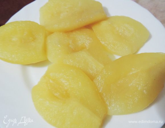 В кипящий карамельный сироп опускаем наши груши и варим до мягкости. Груша должна свободно протыкаться ножом. Он должен проходить без усилий. Это может занять 5-10 минут в зависимости от сорта и зрелости груши. Вынимаем груши из сиропа, даем остыть.