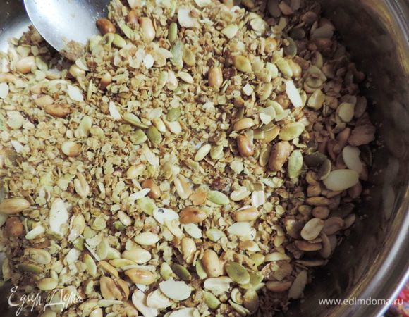 Затем понемногу высыпаем на сковороду сахар и по кусочку добавляем масло (30г). Сковорода к этому моменту уже хорошо разогрета. Масло и сахар сразу плавятся и у на с получается карамель. Перемешиваем, чтобы все содержимое сковороды равномерно покрылось карамелью. На этом этапе уже очень вкусно)))