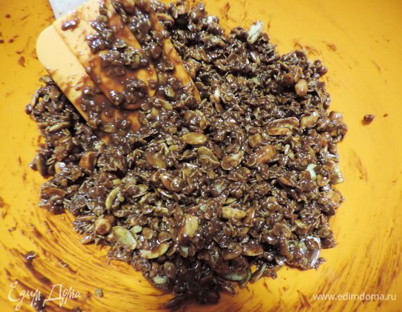 Параллельно растопим на водяной бане (или любим удобным для вас способом) шоколад с оставшимся маслом (50г). Соединим шоколадную смесь с сухой и тщательно перемешаем. 