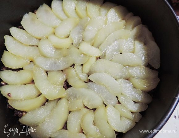 В это время тоненько нарезаем груши. Достаем форму, выкладываем равномерно груши и снова убираем в холодильник.