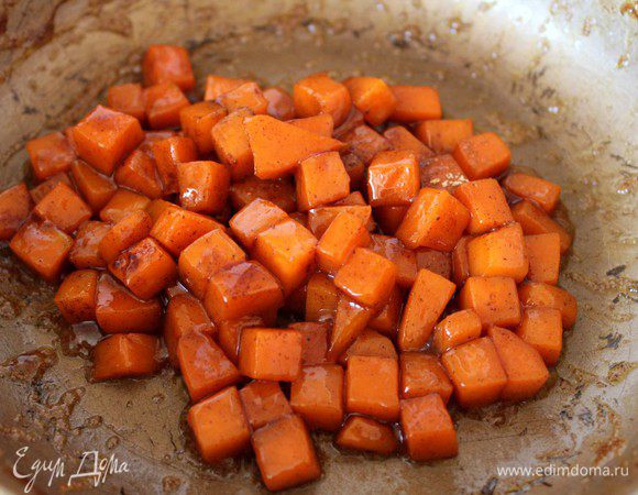 Вторую часть тыквы нарезать кубиком со стороной 1 см. На сковороде растопить сливочное масло, выложить кубики тыквы, посыпать коричневым сахаром, молотыми корицей и имбирем  и постоянно помешивая  дать тыкве закарамелизоваться... 