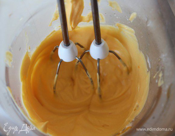 Перемешать мягкий сыр (у меня каймак) с сахарной пудрой, добавить частями тыквенное пюре и хорошо взбить до увеличения объема. Отдельно взбить охлажденные сливки в густую пену. Аккуратно соединить обе смеси.