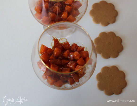 В бокалы на дно выложить тыкву в карамели.