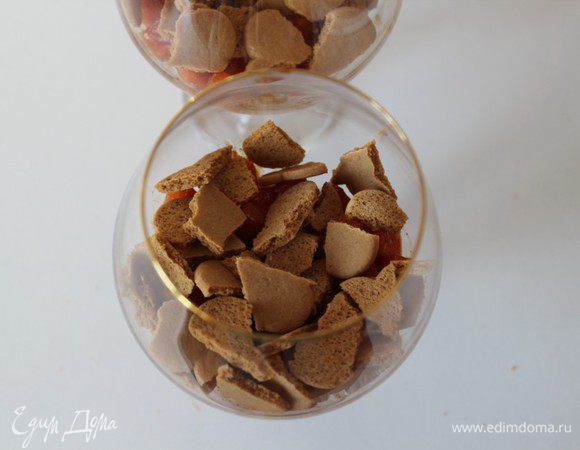 Второй слой - поломанное мелко печенье. Если у вас нет имбирного печенья, можно взять любое другое...

Третий слой - тыквенный мусс... Охладить десерт в течение 2 часов, посыпать корицей и подавать.

Приятного аппетита!!!