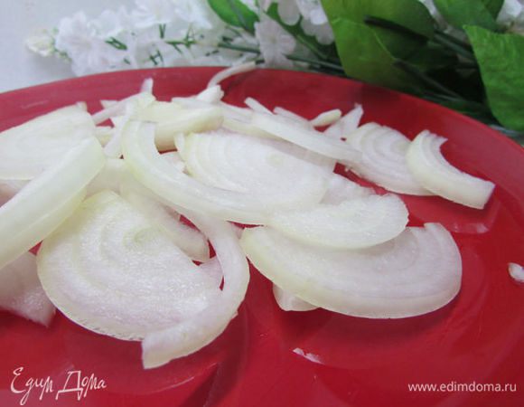 Лук нарезать полукольцами, посолить, посыпать сахаром и оставить на 5 минут постоять.