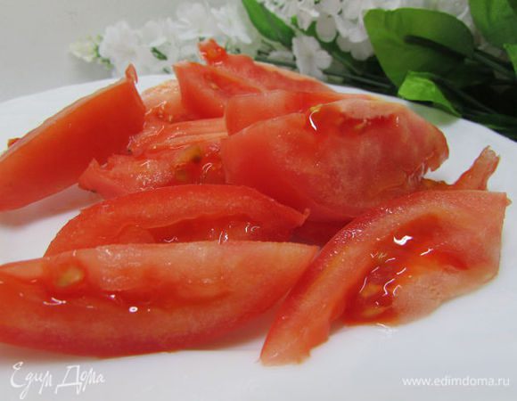 Помидоры порезать кусочками или тонкими пластинками.