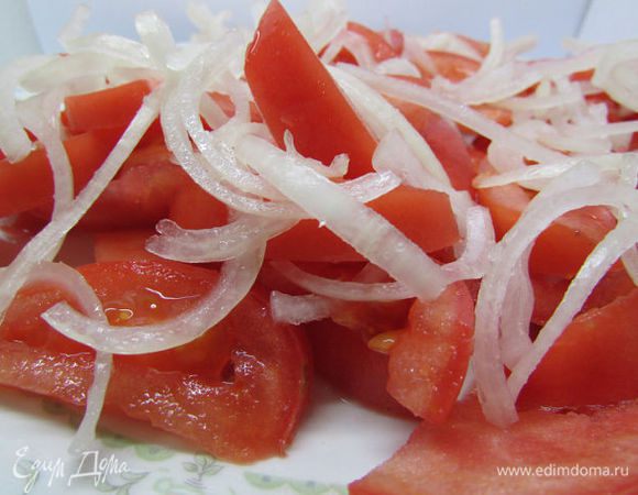 На блюдо укладываем ломтики помидоров. Лук отжать (если дал сок) и выложить на помидоры.