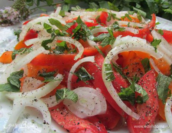 Добавить нарезанную мяту. И полить заправкой.
Приятного аппетита!