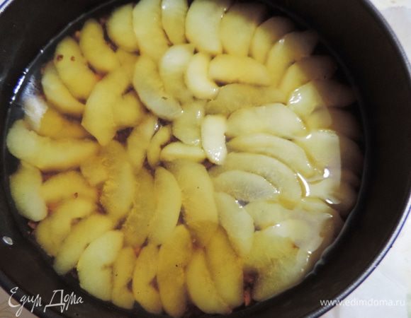 Оставшийся грушевый сироп доводим до кипения. В кипящий сироп всыпаем чайную ложку с горкой агар-агара и тщательно перемешиваем. Кипятим три минуты. Даем немного остыть. Помните, что при 40 градусах агар уже начинает застывать. Так что в форму выливаем сироп еще хорошо теплым. И снова убираем в холодильник.