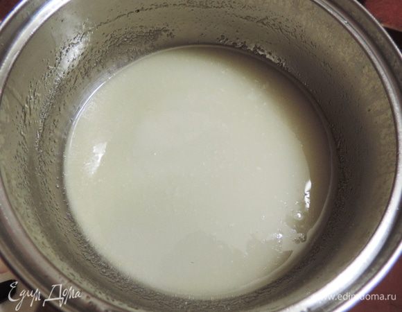 Теперь займемся суфле. По своей сути - это белковый заварной крем, в котором добавлено большее количество агара, чтоб он хорошо держал форму. Агар-агар замочим в 2 столовых ложках воды. Тем временем сахар смешаем с водой в небольшой емкости и поставим увариваться сироп. Воды нужно столько, чтоб она только смочила сахар. Ставим увариваться сироп. 
Если у вас есть термометр, увариваем сироп до 120-125 градусов, если нет - капля сиропа, если ее капнуть на выпуклую сторону холодной столовой ложки, должна держать форму и не расплываться. Сироп кипит медленно, пузырьки маленькие. Теперь высыпаем в сироп лимонную кислоту и энергично размешиваем. Добавляем агар и размешиваем 15-20 секунд. Сироп начнет сильно пенится, но быстро успокоится.