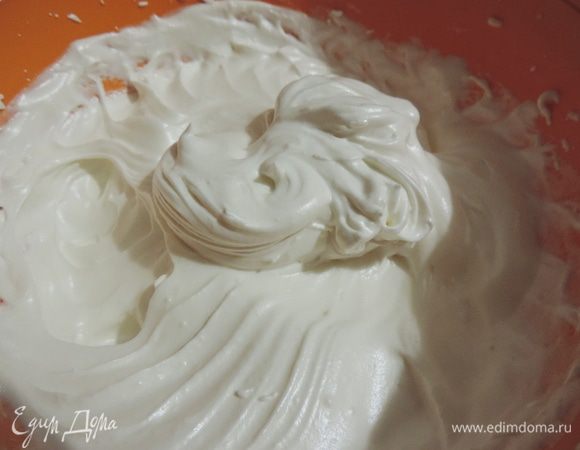 Параллельно взбиваем охлажденные белки до устойчивых пиков. Не прекращая взбивания, тоненькой(!) струйкой вливаем в белки сироп и все время взбиваем миксером.
В оличии от заварного крема, нам нет необходимости взбивать крем на холодной водяной бане до полного охлаждения. Нам достаточно после добавления сиропа повзбивать его еще 3-5 минут, пока он перестанет увеличиваться в объеме.
