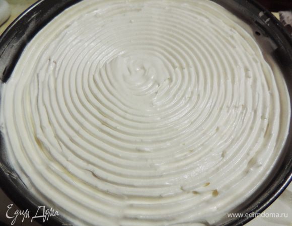 Выкладываем полученную белковую массу на застывшее грушевое желе. Можете кулинарным гребешком или вилкой сделать бороздочки.