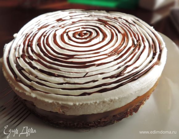 После застывания суфле украшаем торт по своему желанию. Я растопила буквально грамм 10 шоколада и украсила им торт.