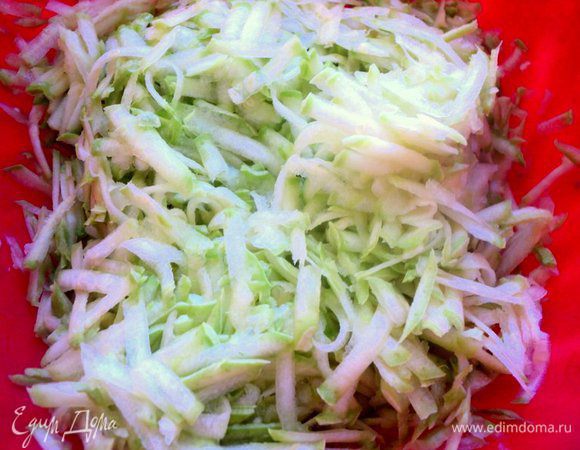 Кабачки натереть на терке и отжать от лишней влаги.