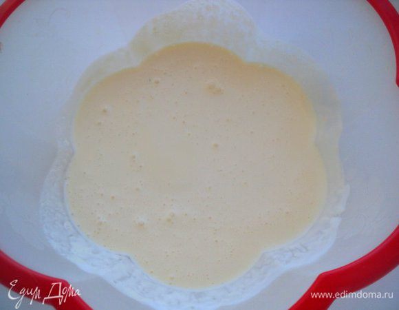 В сметану добавить яйца, погашенную соду, соль, перец по вкусу.