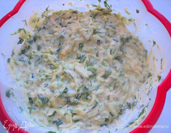 Затем добавить кабачки, сыр, зелень, хорошо перемешать.