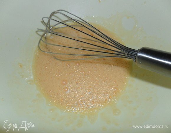 В отдельной посуде взбить яйца.